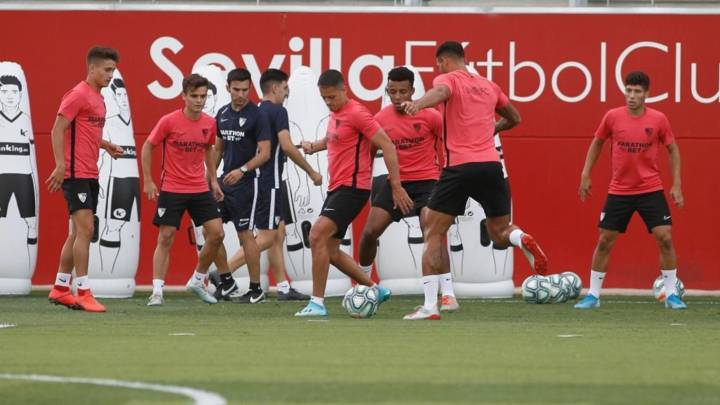 El Sevilla se entrenó este jueves con la novedad de Javier Chicharito Hernández, que se ejercitó por primera vez tras viajar con la selección de México.