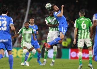 El Betis salva los muebles pese a jugar con diez durante 75'