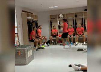 El Sevilla presume a Reguilón: Muestra en el camerino