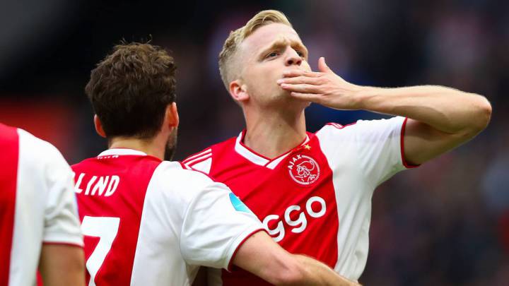 Van de Beek verá mejorado su contrato con el Ajax.