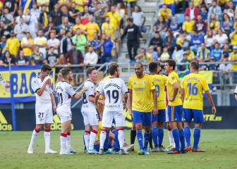 El Cádiz ejerce de líder y también somete al Huesca