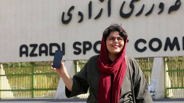 Irán abre las puertas del fútbol a las mujeres, pero aísla sus asientos con vallas adicionales