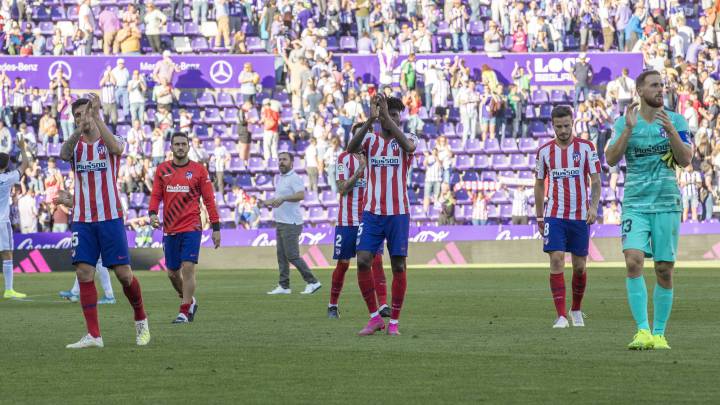 Los jugadores del Atlético tras el partido contra el Valladolid. 