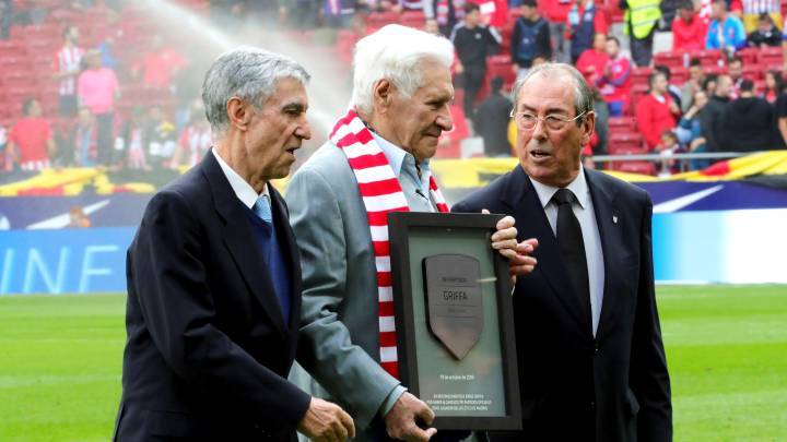El argentino Jorge Griffa, homenajeado antes del Atlético-Valencia