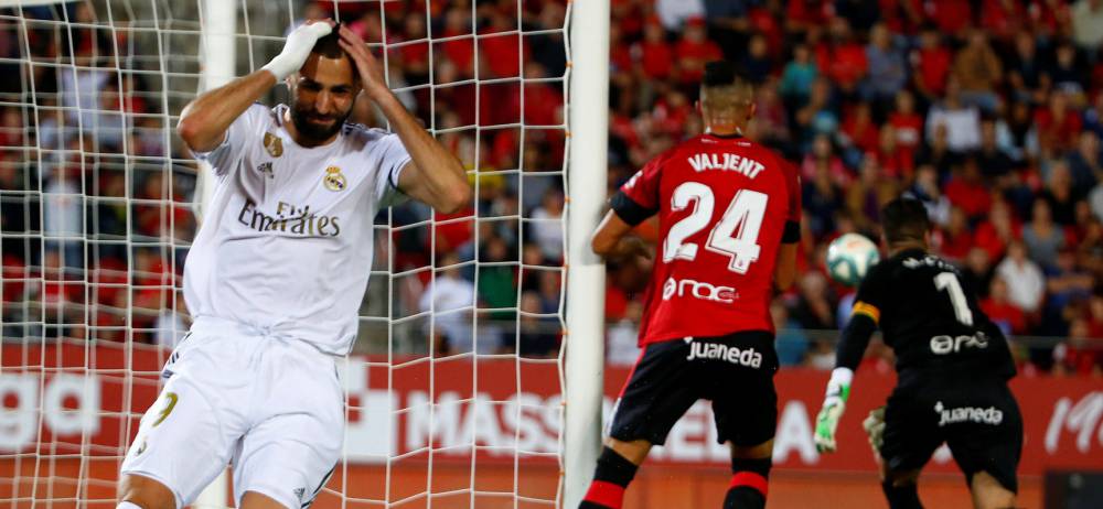 Benzema se lamenta tras mandar un balón al larguero.