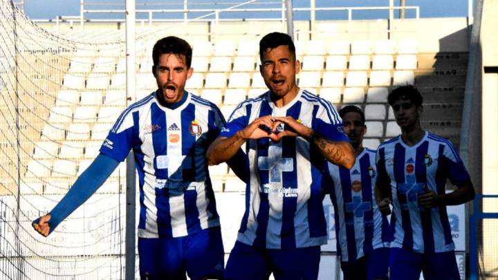 Los jugadores del Lorca Deportiva celebran un gol en un partido de esta temporada.
