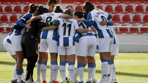 Las jugadoras del Espanyol hacen una piña antes de enfrentarse al Atlético.