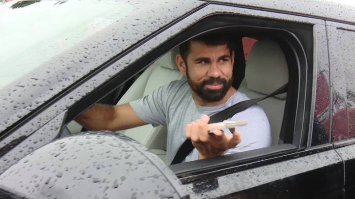 Diego Costa a la salida del Cerro del Espino tras un entrenamiento del Atlético en abril de 2019.