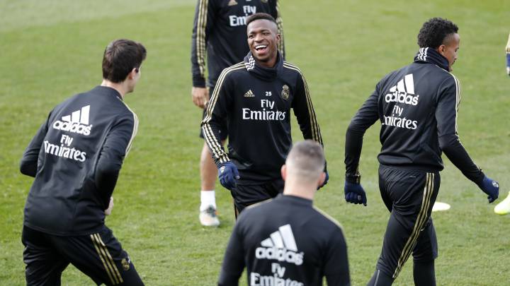 Vinicius, entre Courtois y Militao, durante el entrenamiento del viernes del Real Madrid.
