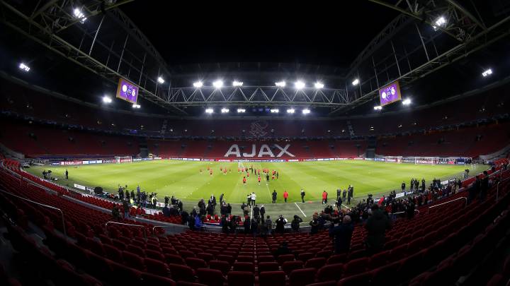 Johan Cruyff Arena: 52.000 banderas, espectáculo de luces y con la cubierta abierta