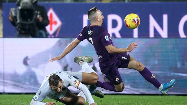 Franck Ribery de la Fiorentina y Panagiotis Tachtsidis del Lecce.