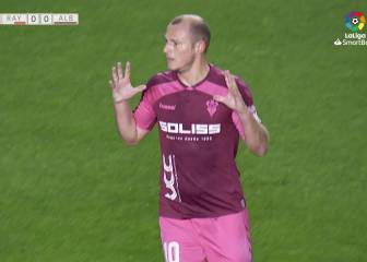 Zozulia estuvo a punto de hacer el gol de su vida en Vallecas desde 25 metros en plena pitada