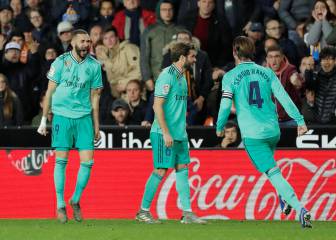 Un gol agónico de Benzema salva al Madrid en Mestalla