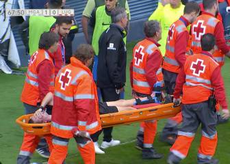 En camilla y llorando: así salió el linier del Málaga-Elche tras este horrible pisotón en el tobillo