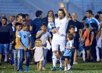 Con goles, música y amigos, Forlán se despide del fútbol