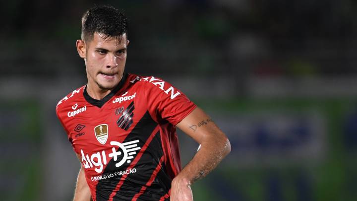 Bruno Guimaraes con el Paranaense. 