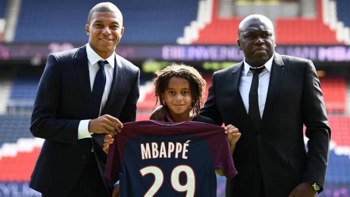 Kylian Mbappé, su hermano Ethan y su padre, Wilfried, durante la presentación del primero como nuevo jugador del PSG.