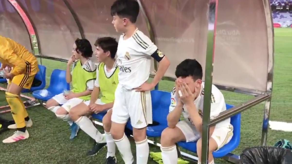 Después de su exhibición el hijo de Reyes no pudo más y se derrumbó en el banquillo