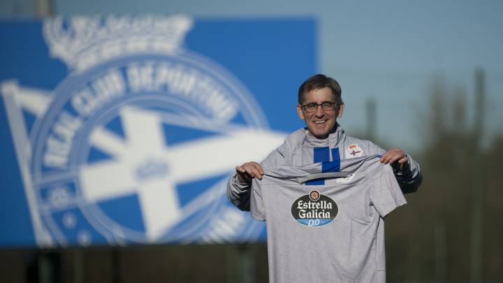 Fernando Vázquez posa en Abegondo con la camiseta del Deportivo