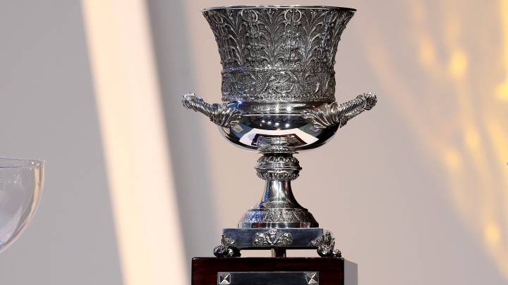 El trofeo de campeón de la Supercopa de España.