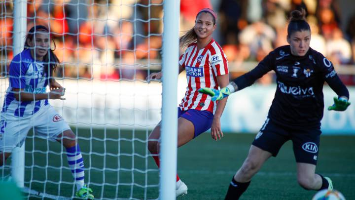 Deyna Castellanos tiene una ocasión de gol en su estreno con el Atlético en la Primera Iberdrola. 