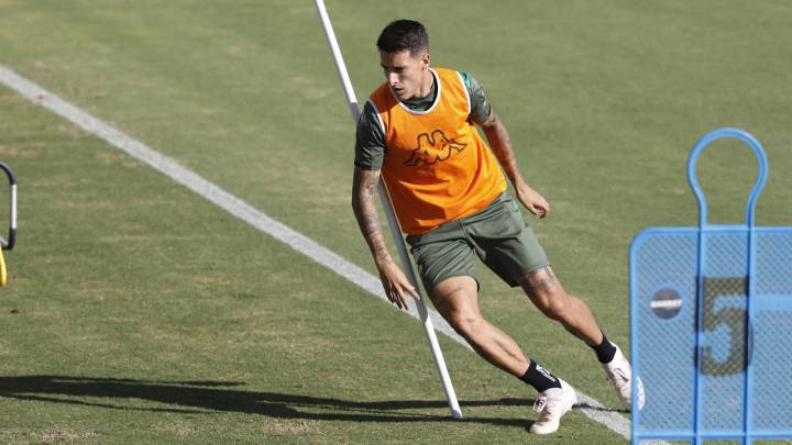 El atacante catalán Cristian Tello realiza un ejercicio de velocidad durante un entrenamiento del Betis. 