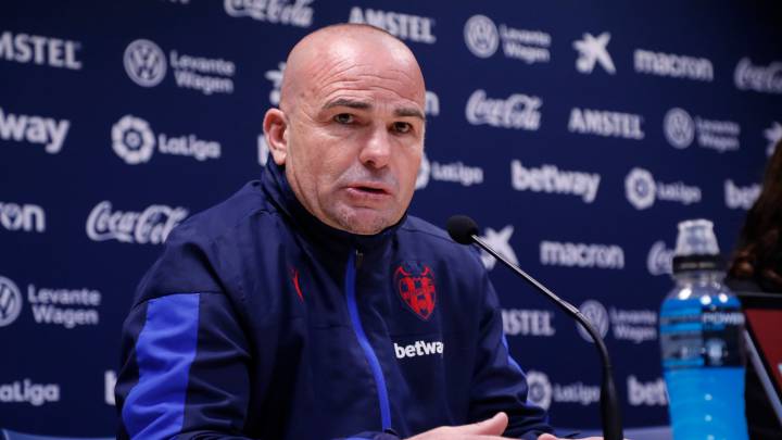 Paco López: "El Sevilla es favorito por muchas cosas"