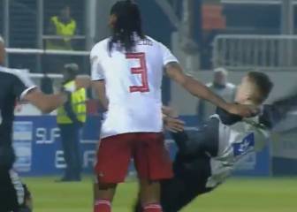 ¡Jugador provocó un escándalo por tirar al suelo a un pelotero!