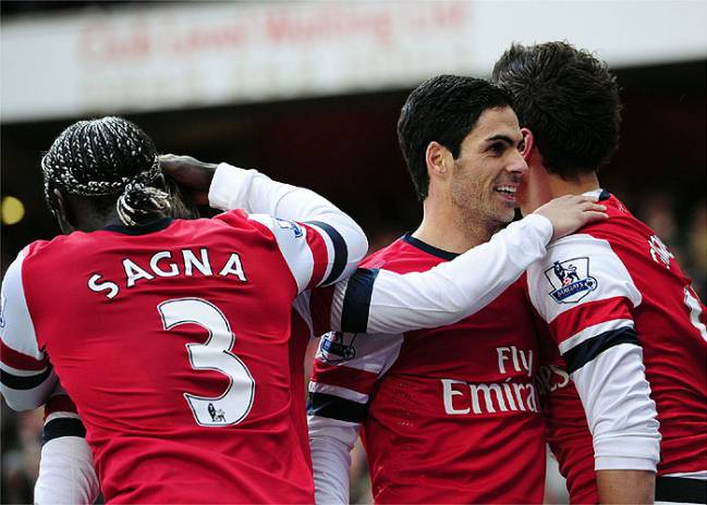 Arteta junto a Sagna y Koscielny.