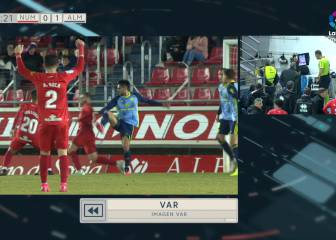 El VAR revisa un posible gol fantasma y acaba pitando penalti