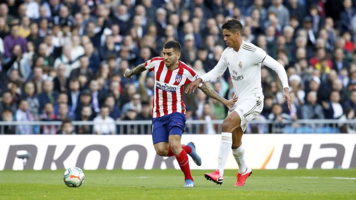 Correa corre ante Varane en el Madrid-Atlético. 