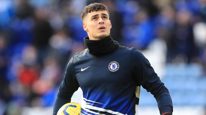 Kepa Arrizabalaga calienta sobre el césped del estadio del Leicester el pasado domingo.