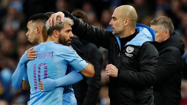 Pep Guardiola saluda a Agüero en un cambio durante el Manchester City-Manchester United. 