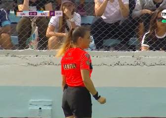 Un hincha insultaba y la arbitra toma una decisión ejemplar