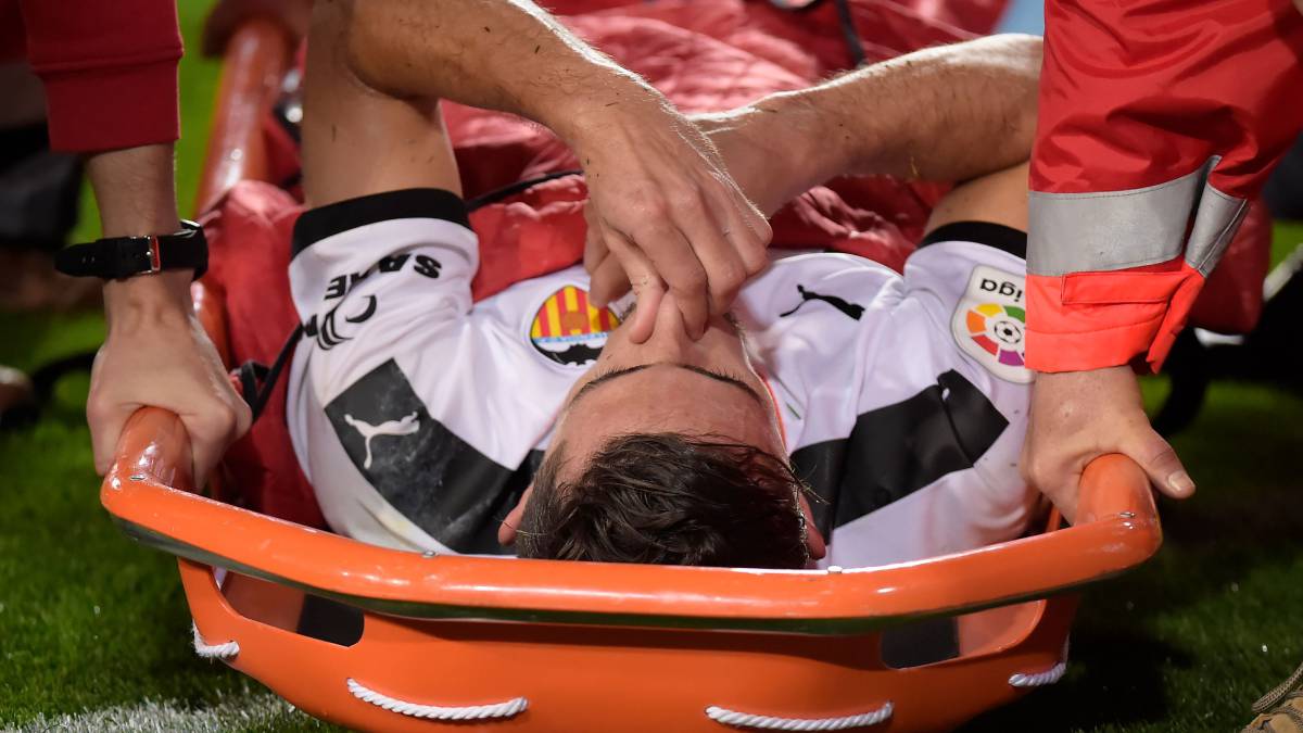 Gabriel Paulista se lesiona el tobillo en el partido ante el ...