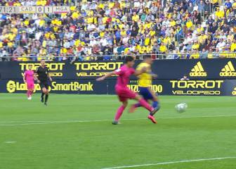 Lo del VAR ya es muy difícil de explicar: el posible penalti al Cádiz que revienta Twitter