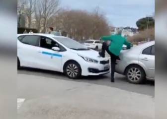 Lamentable escena en Santander: un hincha del Racing revienta un taxi con su coche