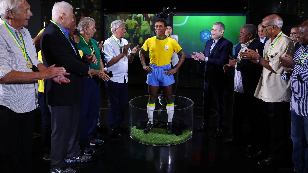 Presentan una estatua en honor a Pelé, con la presencia de Ado, Brito, Clodoaldo, Dario, Edu, Jairzinho, Leão, Roberto, Piazza y el presidente de la CBF, Rogério Caboclo aplauden en la foto.