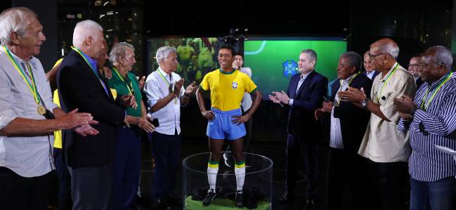 Han presentado una estatua en honor a Pelé, con la presencia de Ado, Brito, Clodoaldo, Dario, Edu, Jairzinho, Leão, Roberto, Piazza y el presidente de la CBF, Rogério Caboclo aplauden en la foto.
