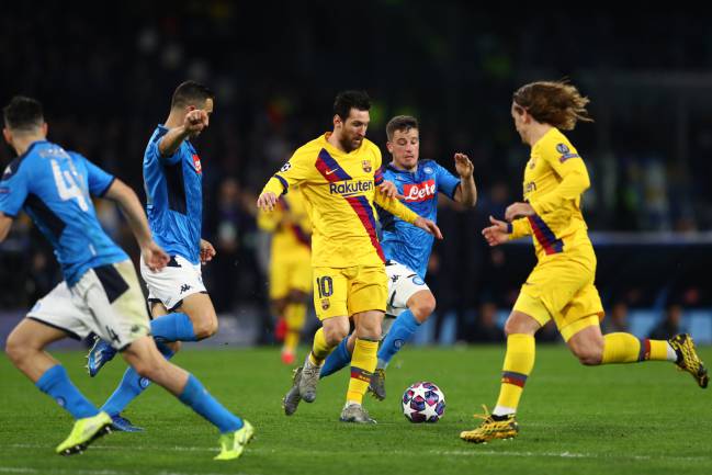 Messi no pudo romper el empate ante el Nápoles.