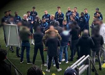 Insólito: ultras invaden el entrenamiento pizarra en mano para dar instrucciones tácticas