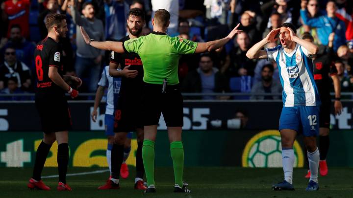 Arbelora Rojas ante Calleri y Felipe. 