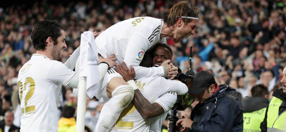 Los jugadores del Madrid celebran el gol de Vinicius.