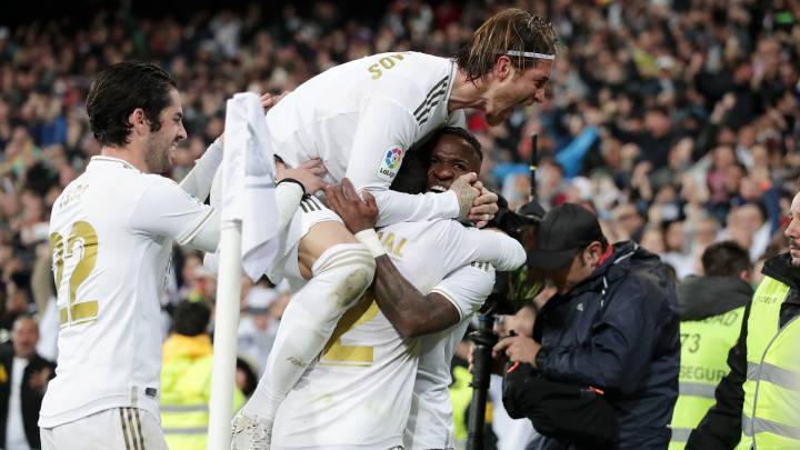 Los jugadores del Madrid celebran el gol de Vinicius.