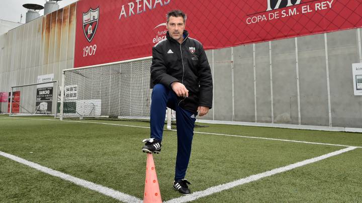 JAVIER OLAIZOLA, entrenador del Arenas