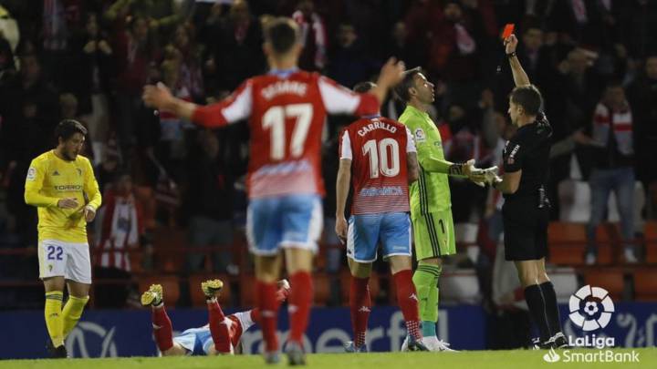 El árbitro del Lugo-Cádiz mantuvo la roja a Cifu pese a que anuló la jugada en el VAR
