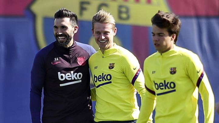 Frenkie de Jong y Eder Sarabia sonríen, con Riqui Puig en primer plano, en el entrenamiento de ayer.