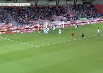 Es el defensa de la Fábrica con más proyección desde Carvajal y hace esto en su séptimo partido