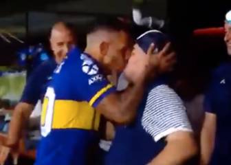 La imagen que ha dado la vuelta al mundo: vean el pico de Tévez y Maradona en La Bombonera