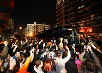 Miles de aficionados reciben al Valencia en la puerta de Mestalla